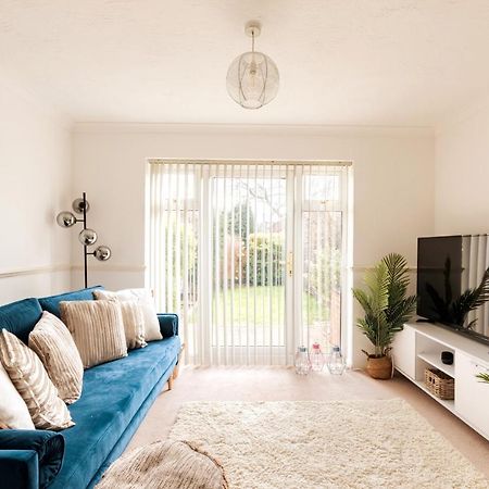 Surrey Stays - 2 Bedroom House, Rh1, Contractors Welcome, Sleeps 5 Max, 2 Parking Spaces, Near Town Centre, Train Station And Gatwick Airport 红山 外观 照片