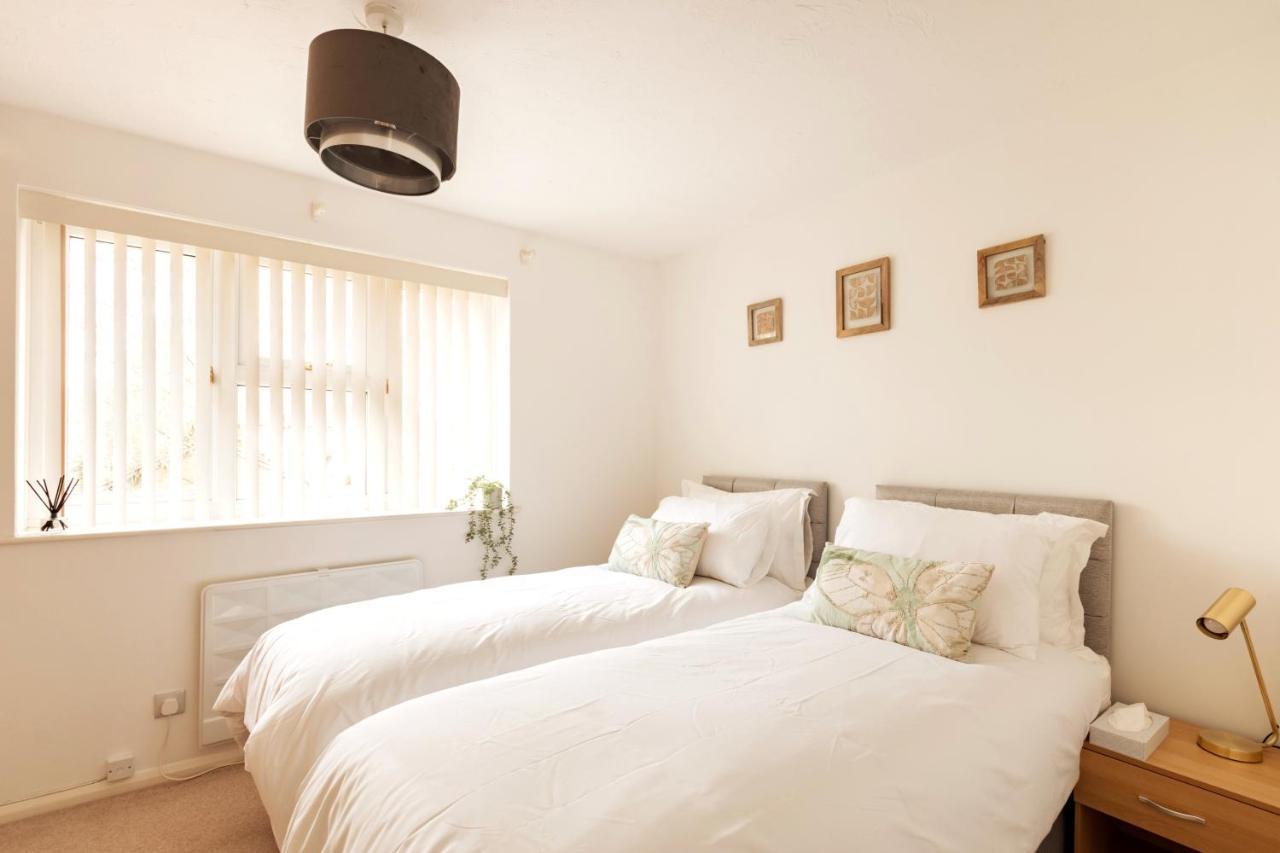 Surrey Stays - 2 Bedroom House, Rh1, Contractors Welcome, Sleeps 5 Max, 2 Parking Spaces, Near Town Centre, Train Station And Gatwick Airport 红山 外观 照片