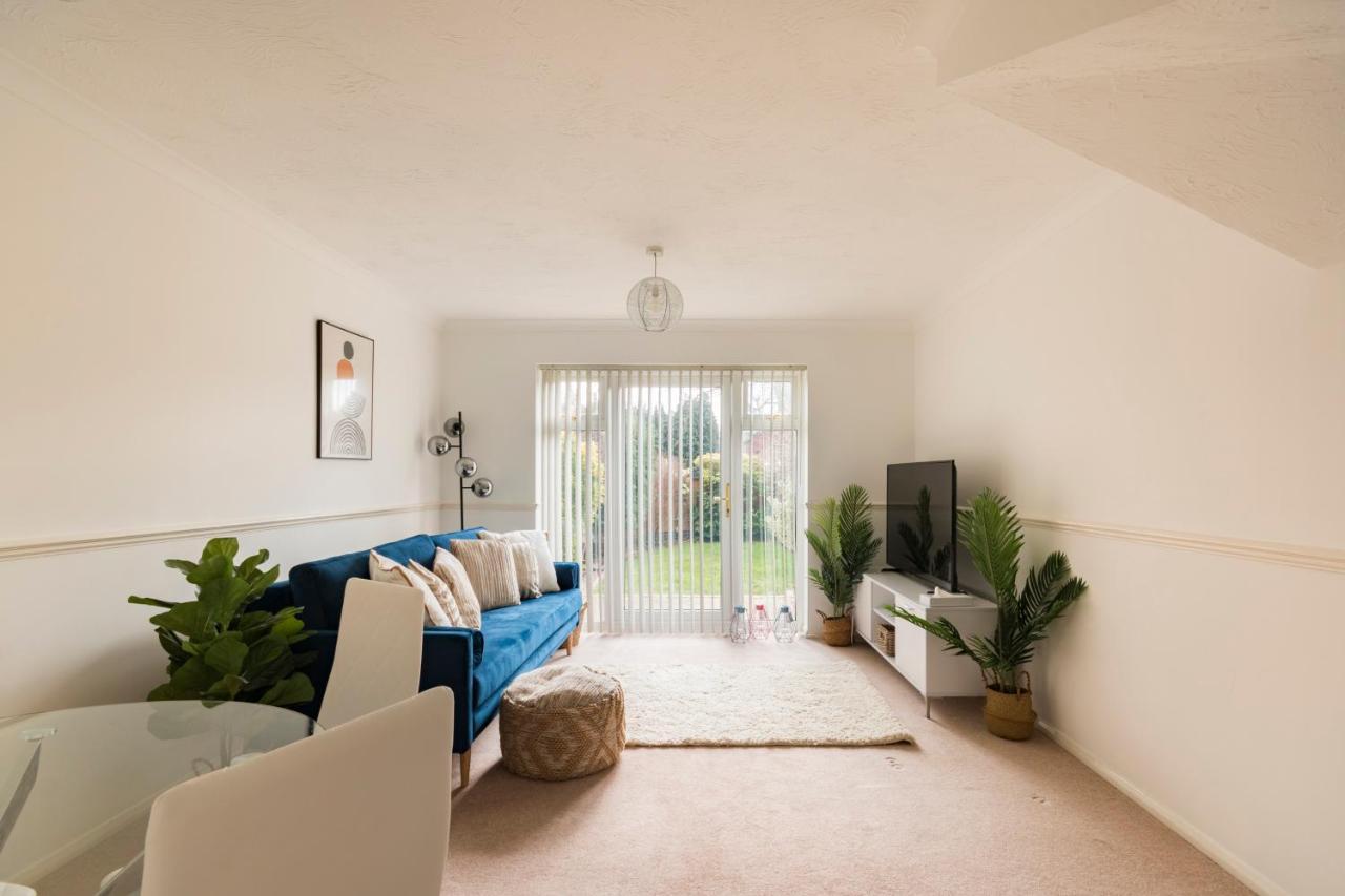 Surrey Stays - 2 Bedroom House, Rh1, Contractors Welcome, Sleeps 5 Max, 2 Parking Spaces, Near Town Centre, Train Station And Gatwick Airport 红山 外观 照片