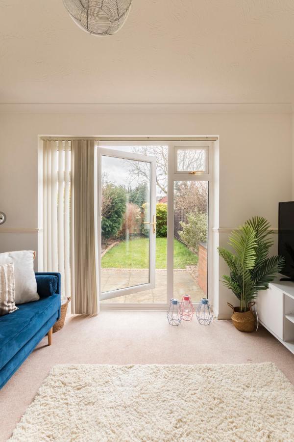 Surrey Stays - 2 Bedroom House, Rh1, Contractors Welcome, Sleeps 5 Max, 2 Parking Spaces, Near Town Centre, Train Station And Gatwick Airport 红山 外观 照片
