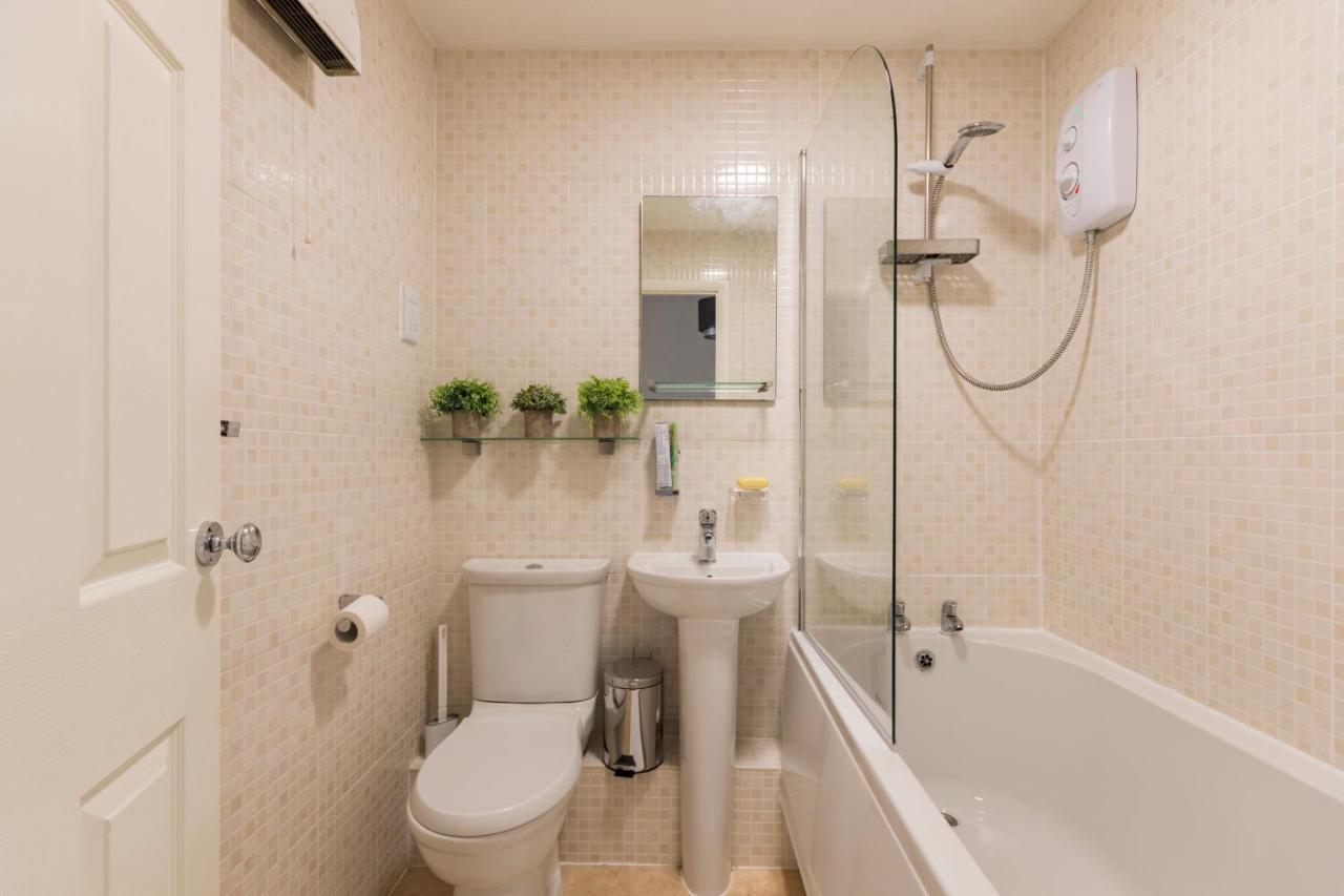 Surrey Stays - 2 Bedroom House, Rh1, Contractors Welcome, Sleeps 5 Max, 2 Parking Spaces, Near Town Centre, Train Station And Gatwick Airport 红山 外观 照片