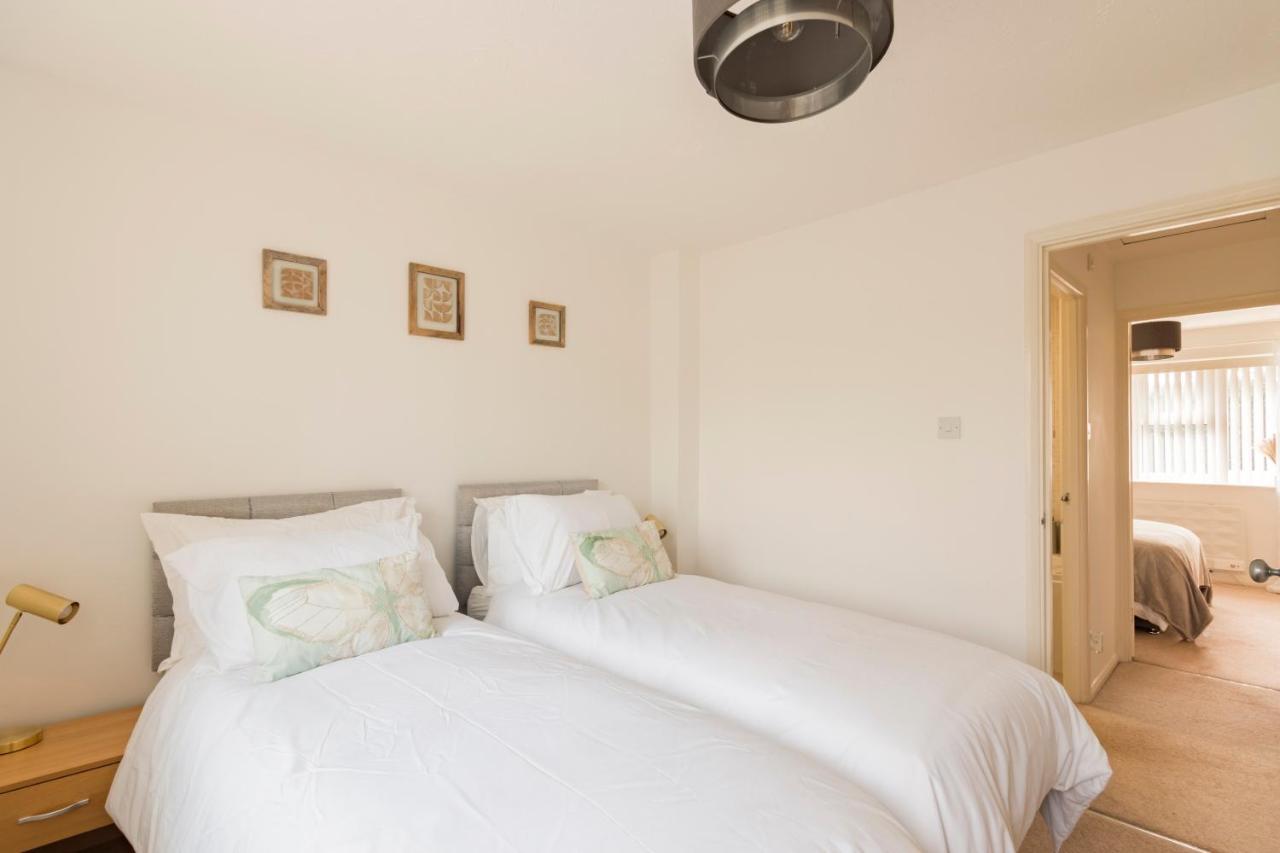 Surrey Stays - 2 Bedroom House, Rh1, Contractors Welcome, Sleeps 5 Max, 2 Parking Spaces, Near Town Centre, Train Station And Gatwick Airport 红山 外观 照片
