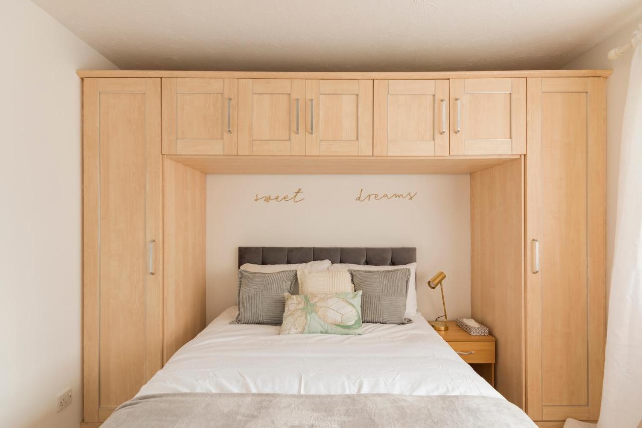 Surrey Stays - 2 Bedroom House, Rh1, Contractors Welcome, Sleeps 5 Max, 2 Parking Spaces, Near Town Centre, Train Station And Gatwick Airport 红山 外观 照片