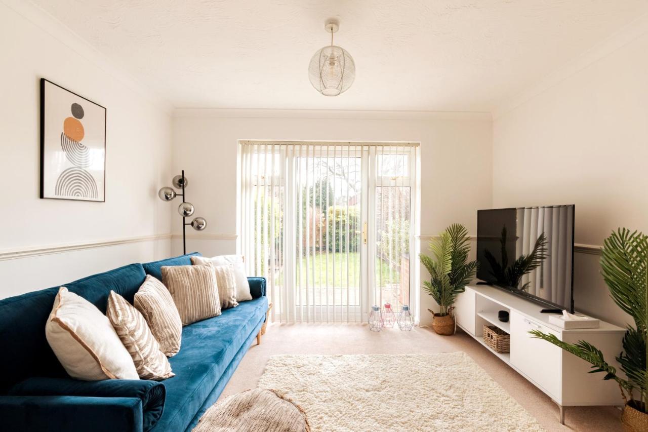 Surrey Stays - 2 Bedroom House, Rh1, Contractors Welcome, Sleeps 5 Max, 2 Parking Spaces, Near Town Centre, Train Station And Gatwick Airport 红山 外观 照片